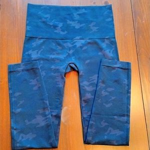 LIKE NEW, Bagatelle Seamless High Rise Leggings, Dark Camo, Size M